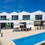 Villa Corolan By Briskva *