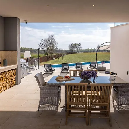 ヴィラ Corolan By Briskva