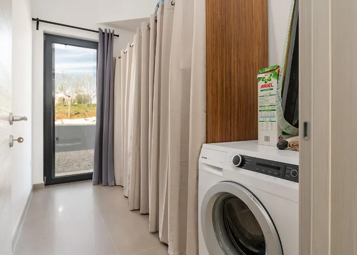 Corolan By Briskva Vila *